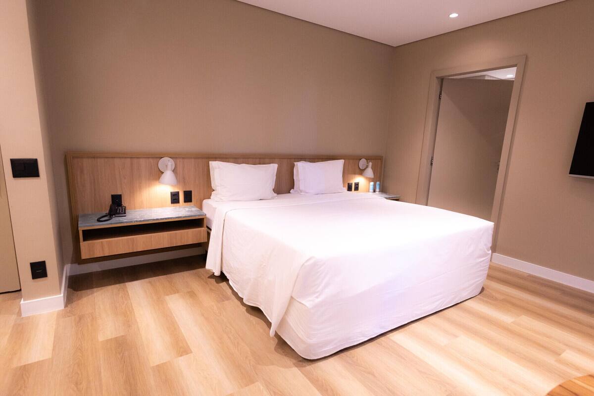 Minibar, coffres-forts dans les chambres, bureau, rideaux occultants