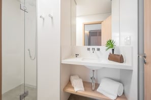 Dusche, kostenlose Toilettenartikel, Haartrockner, Handtücher