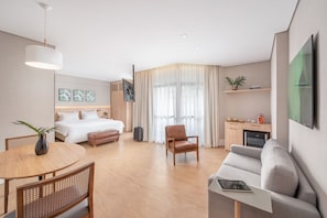 Premium suite, 1 kingsize bed | Een minibar, een kluis op de kamer, een bureau, verduisterende gordijnen