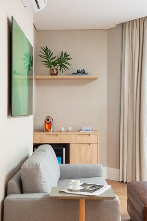 Minibar, coffre-fort pour ordinateur portable, bureau