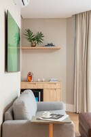 Frigobar, cofres nos quartos, escrivaninha, cortinas blackout