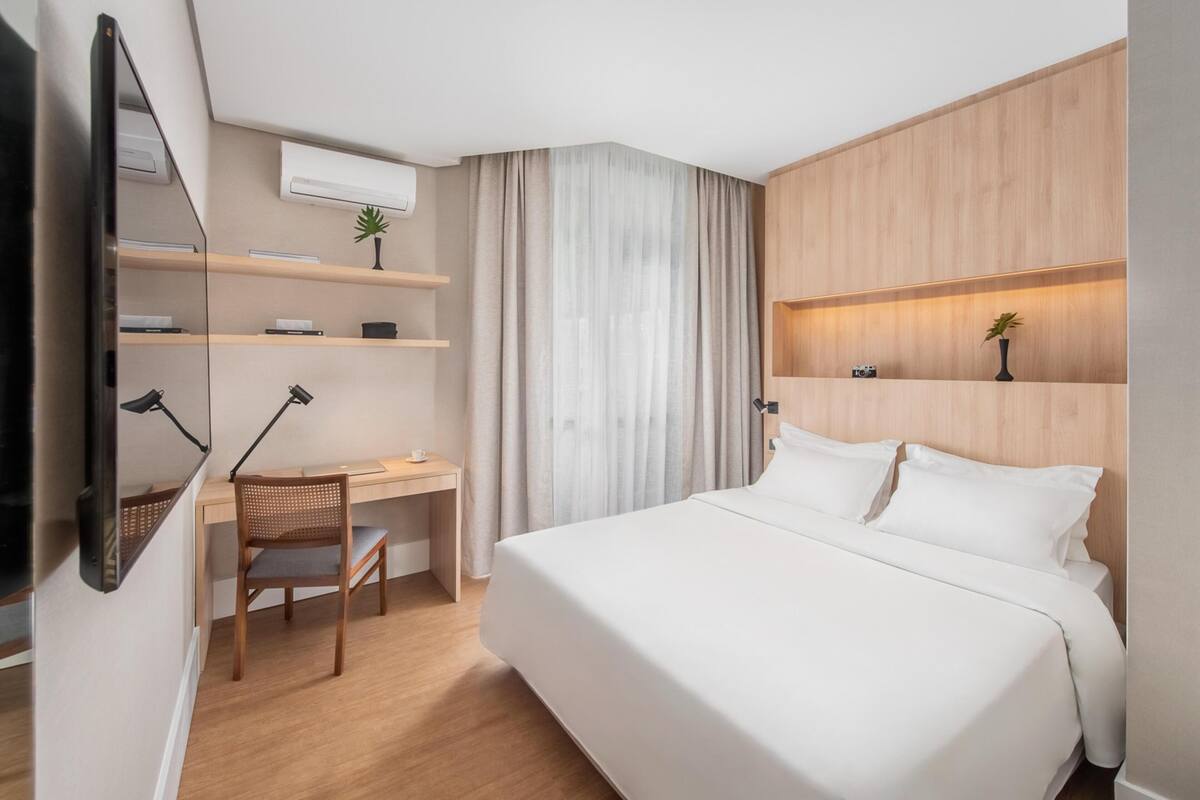 Minibar, coffres-forts dans les chambres, bureau, rideaux occultants