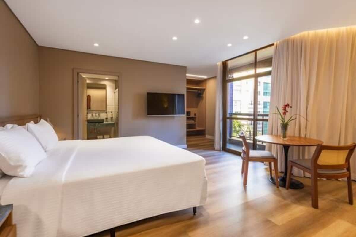 Minibar, coffres-forts dans les chambres, bureau, rideaux occultants