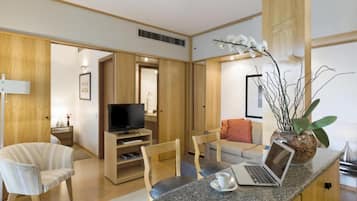 Minibar, caja de seguridad en la habitación y escritorio