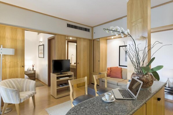 Minibar, coffre-fort pour ordinateur portable, bureau