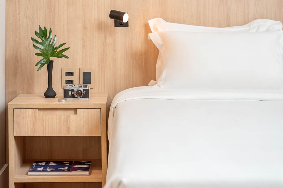 Luxo Twin - 2 Camas Solteiro | Minibar, in-room safe, desk, blackout drapes