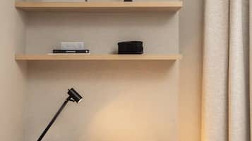 Minibar, caja de seguridad en la habitación y escritorio