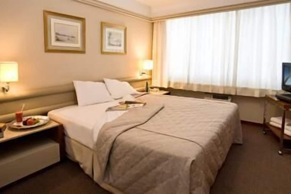 Hypo-allergenic bedding, minibar, in-room safe, free WiFi