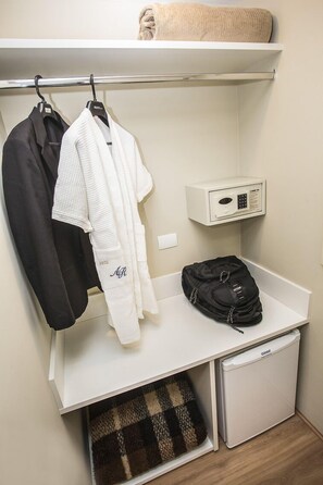 Hypo-allergenic bedding, minibar, in-room safe, free WiFi