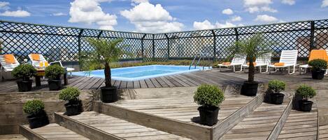 Kolam renang outdoor, dengan kursi berjemur