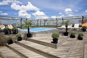 Piscine extérieure, chaises longues