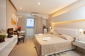 Executive Room | Minibar, in-room safe, desk, blackout drapes - Bahiamar Hotel (Salvador)