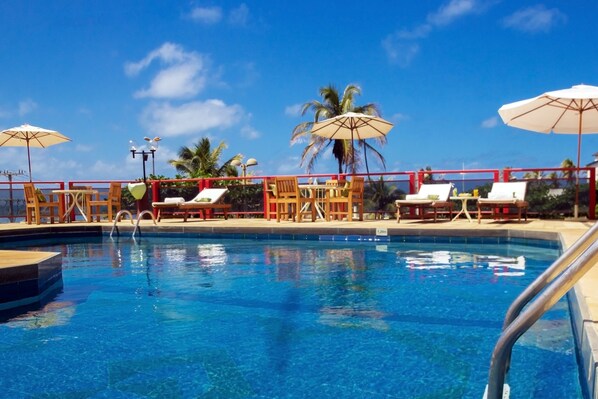 Piscine extérieure, chaises longues