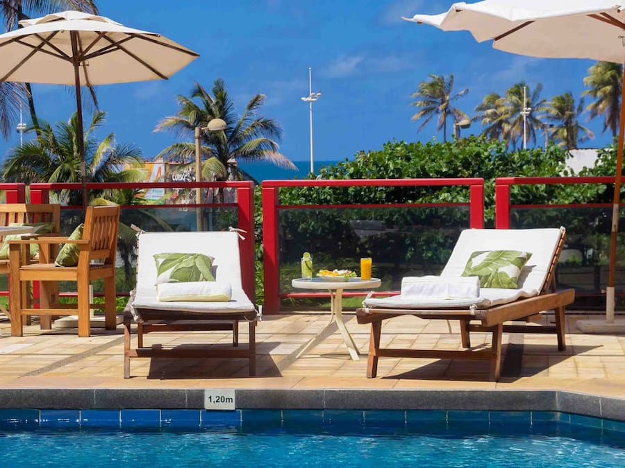 Alberca al aire libre y camastros