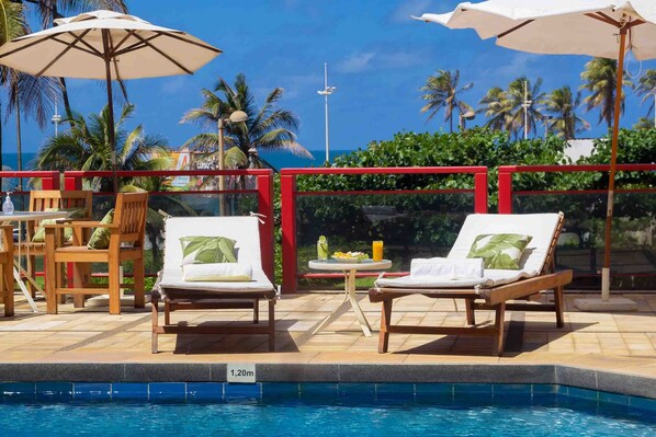 Outdoor pool, sun loungers - Bahiamar Hotel (Salvador)