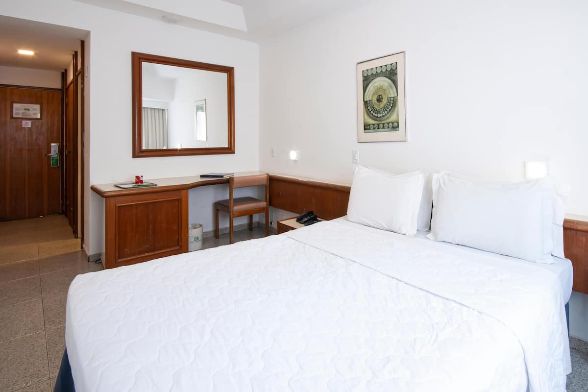 Minibar, caixa forta a l'habitació, escriptori i cortines opaques 