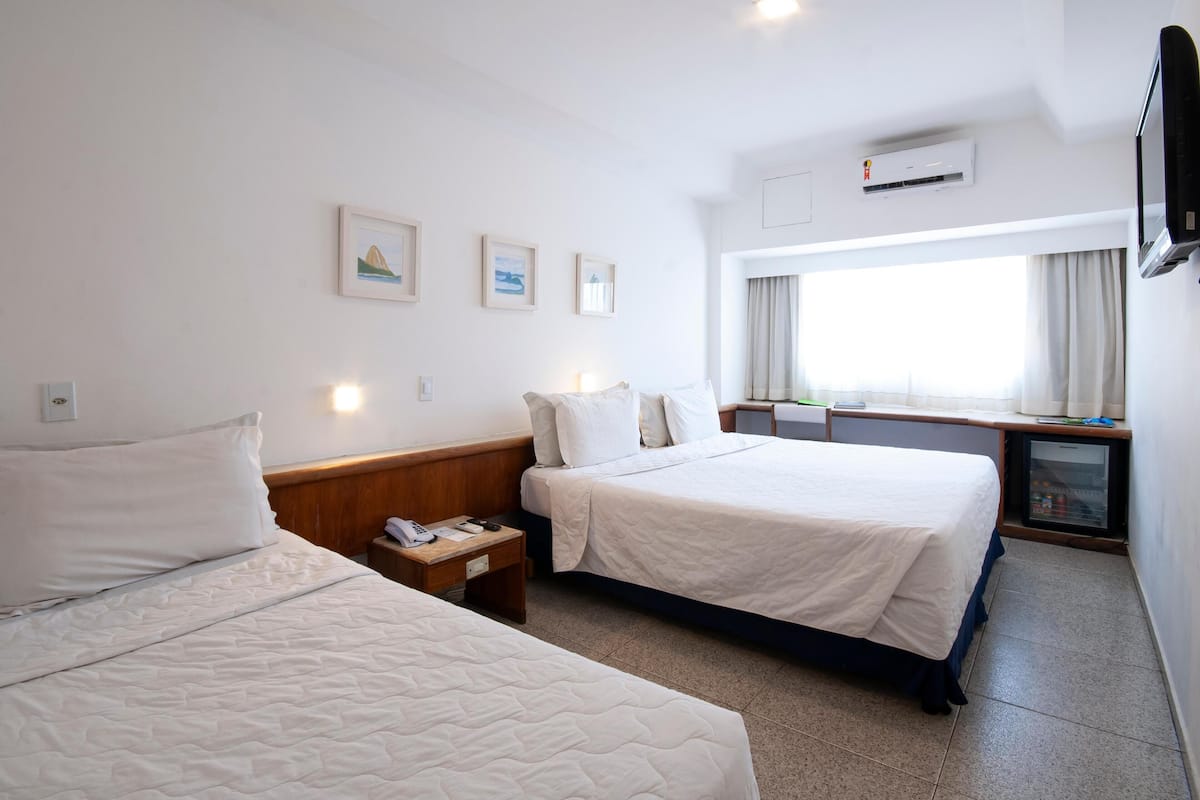 Minibar, caixa forta a l'habitació, escriptori i cortines opaques 