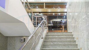 A marble staircase with metal railings leading to a building entrance. - Hotel Bandeirantes (Rio de Janeiro)
