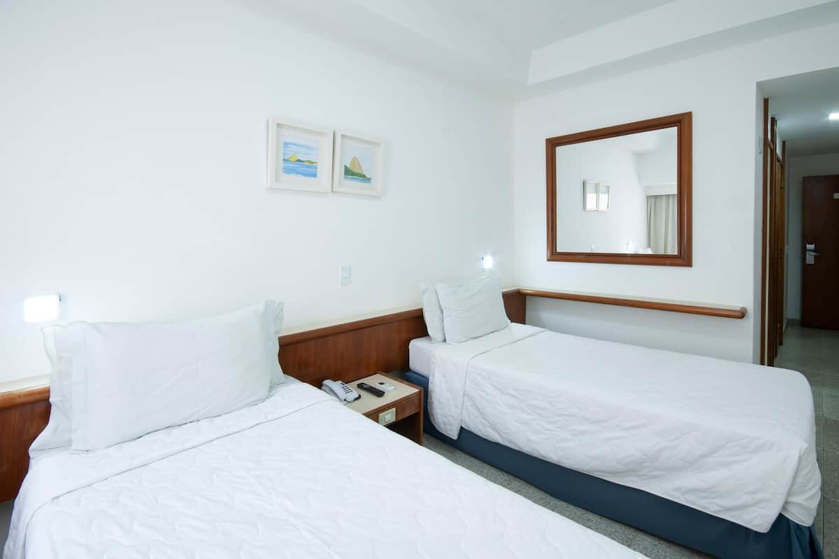 Minibar, caixa forta a l'habitació, escriptori i cortines opaques 