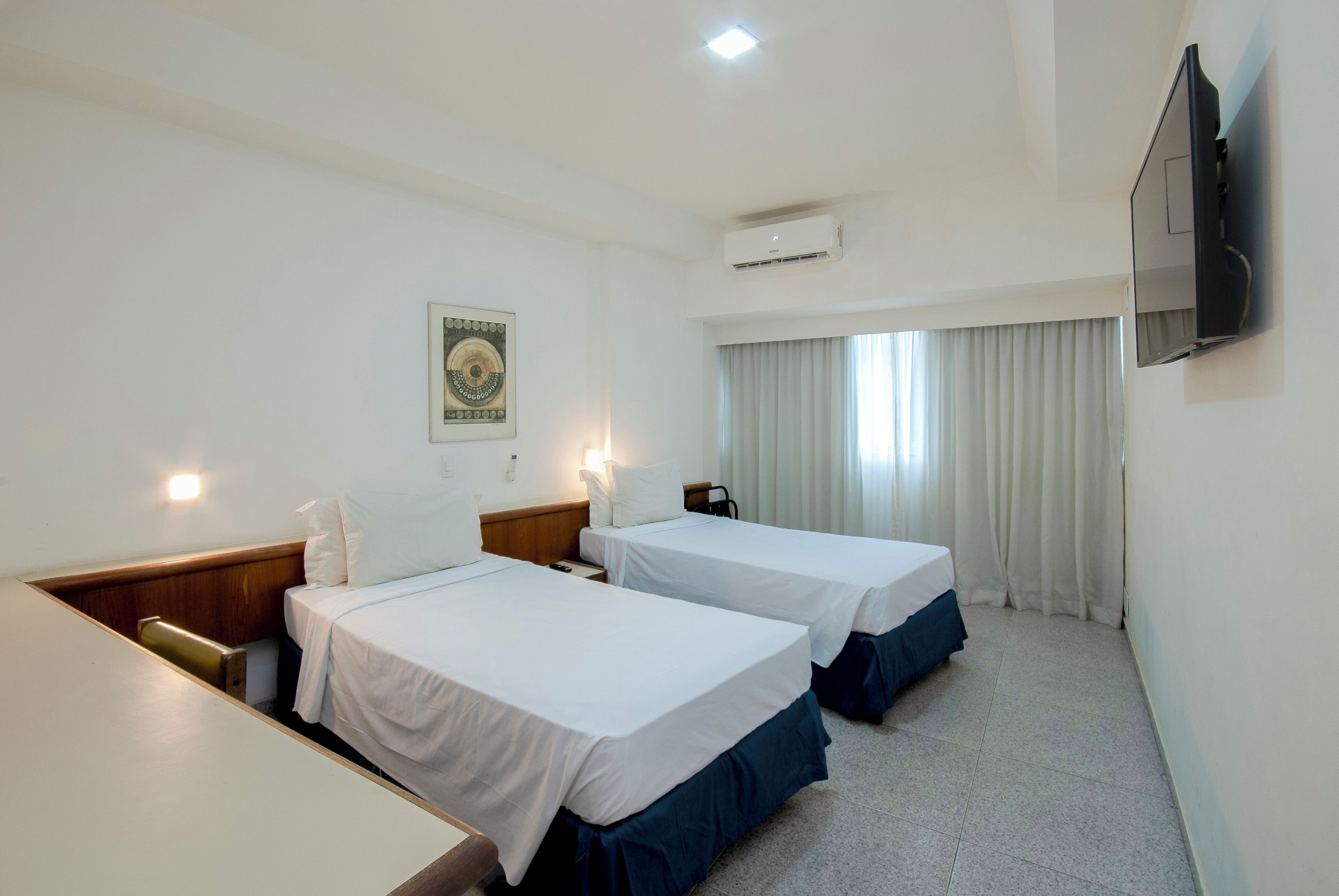 Standardværelse med 2 enkeltsenge | Minibar, pengeskab på værelset, skrivebord, mørklægningsgardiner