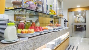 A buffet with various fruits, juices, and dairy products. - Hotel Bandeirantes (Rio de Janeiro)