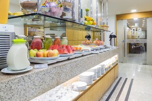 Café da manhã com buffet grátis todos os dias