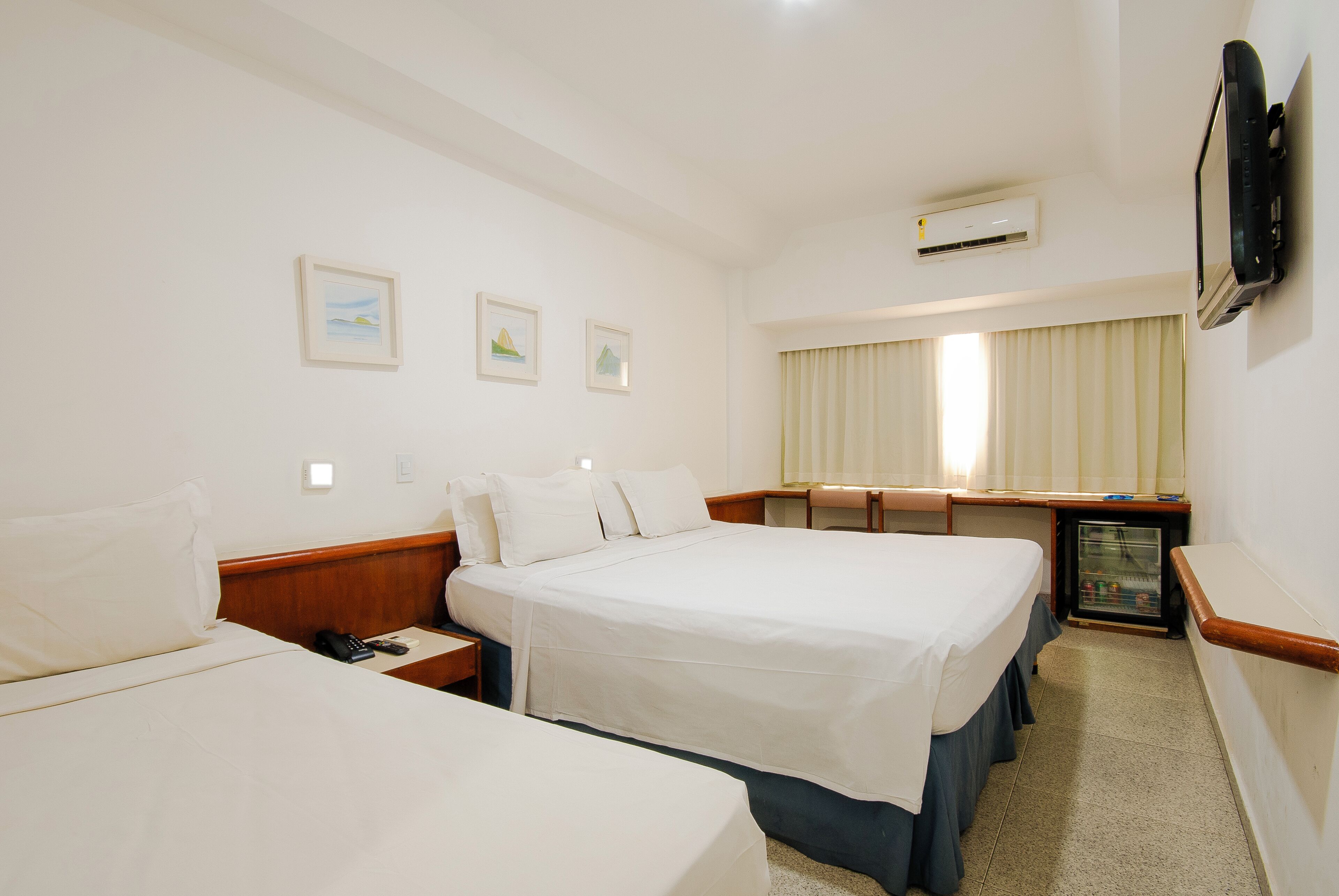 Standardværelse til 3 personer | Minibar, pengeskab på værelset, skrivebord, mørklægningsgardiner