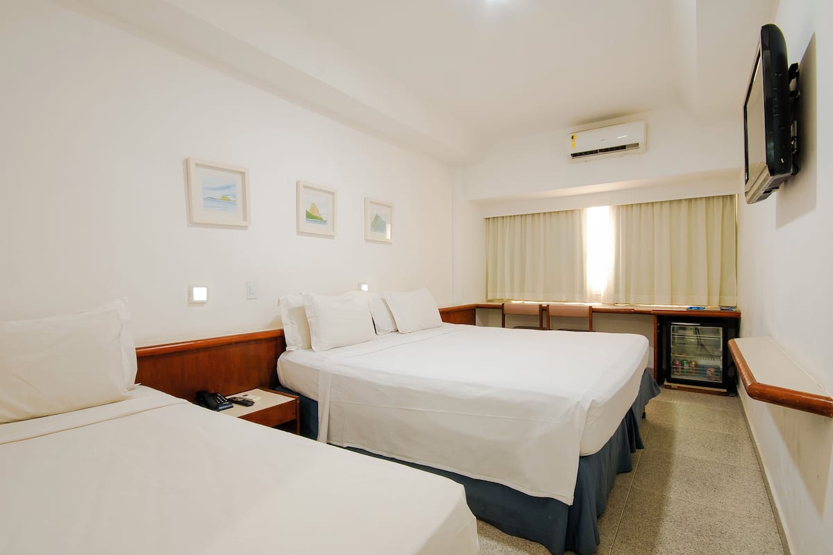 Habitación triple estándar | Minibar, caja de seguridad en la habitación y escritorio