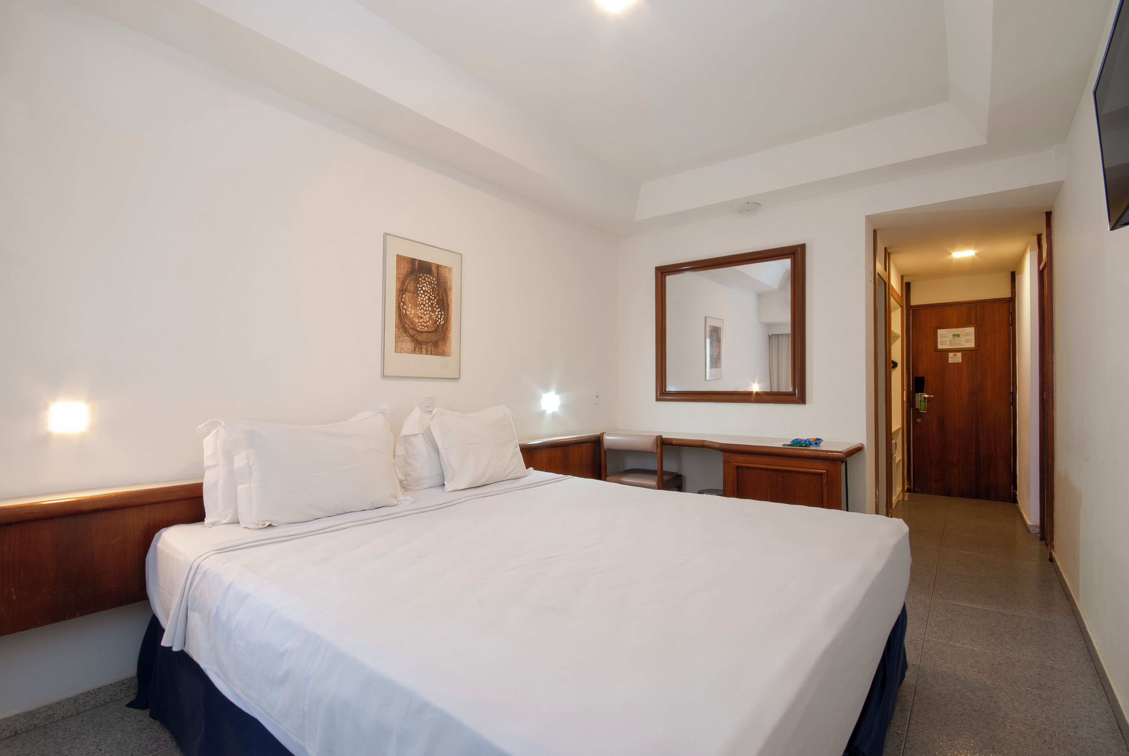 Deluxe-dobbeltværelse | Minibar, pengeskab på værelset, skrivebord, mørklægningsgardiner