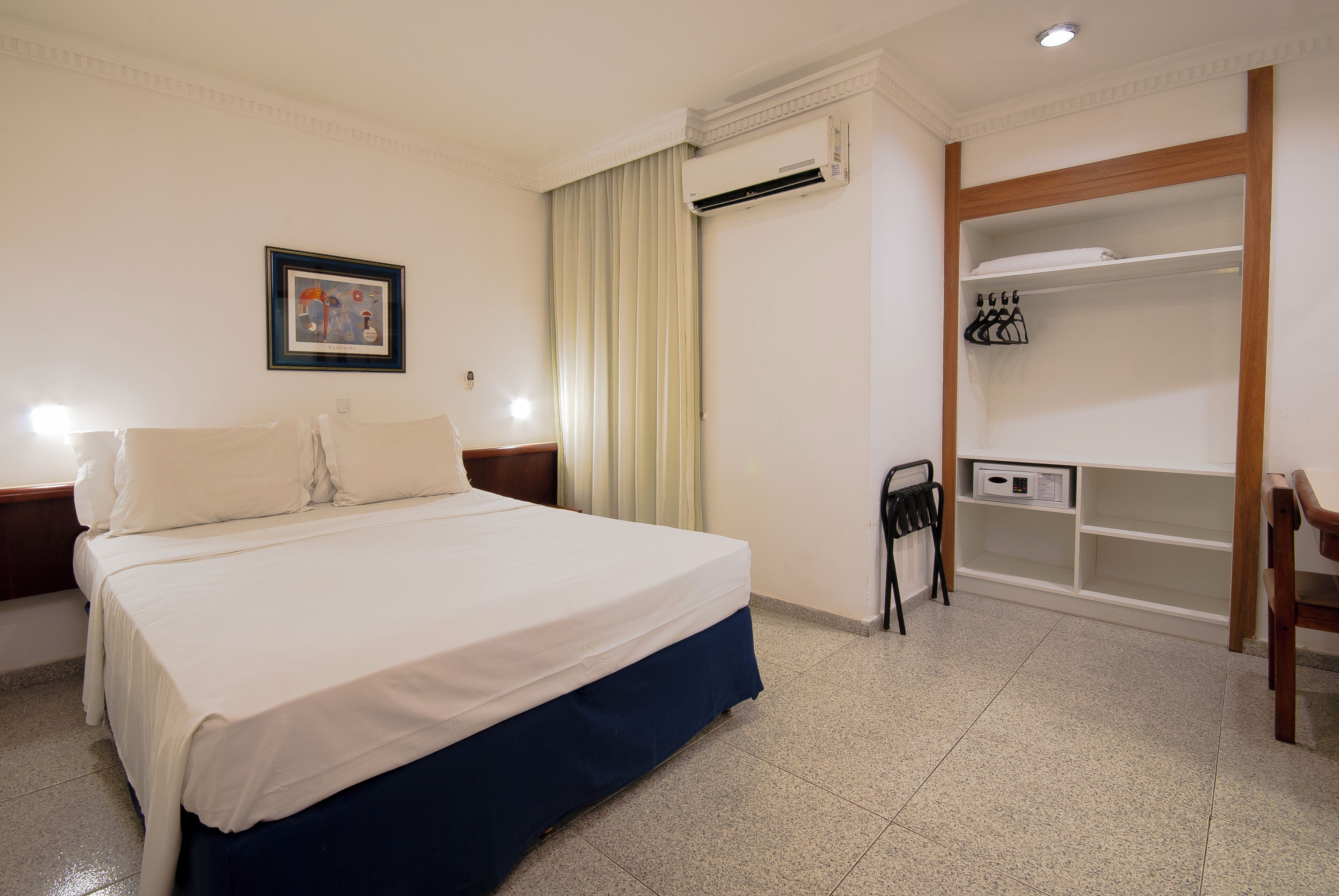 Standard-dobbeltværelse | Minibar, pengeskab på værelset, skrivebord, mørklægningsgardiner