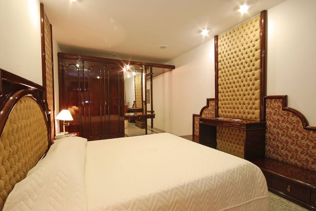 Minibar, coffres-forts dans les chambres, bureau