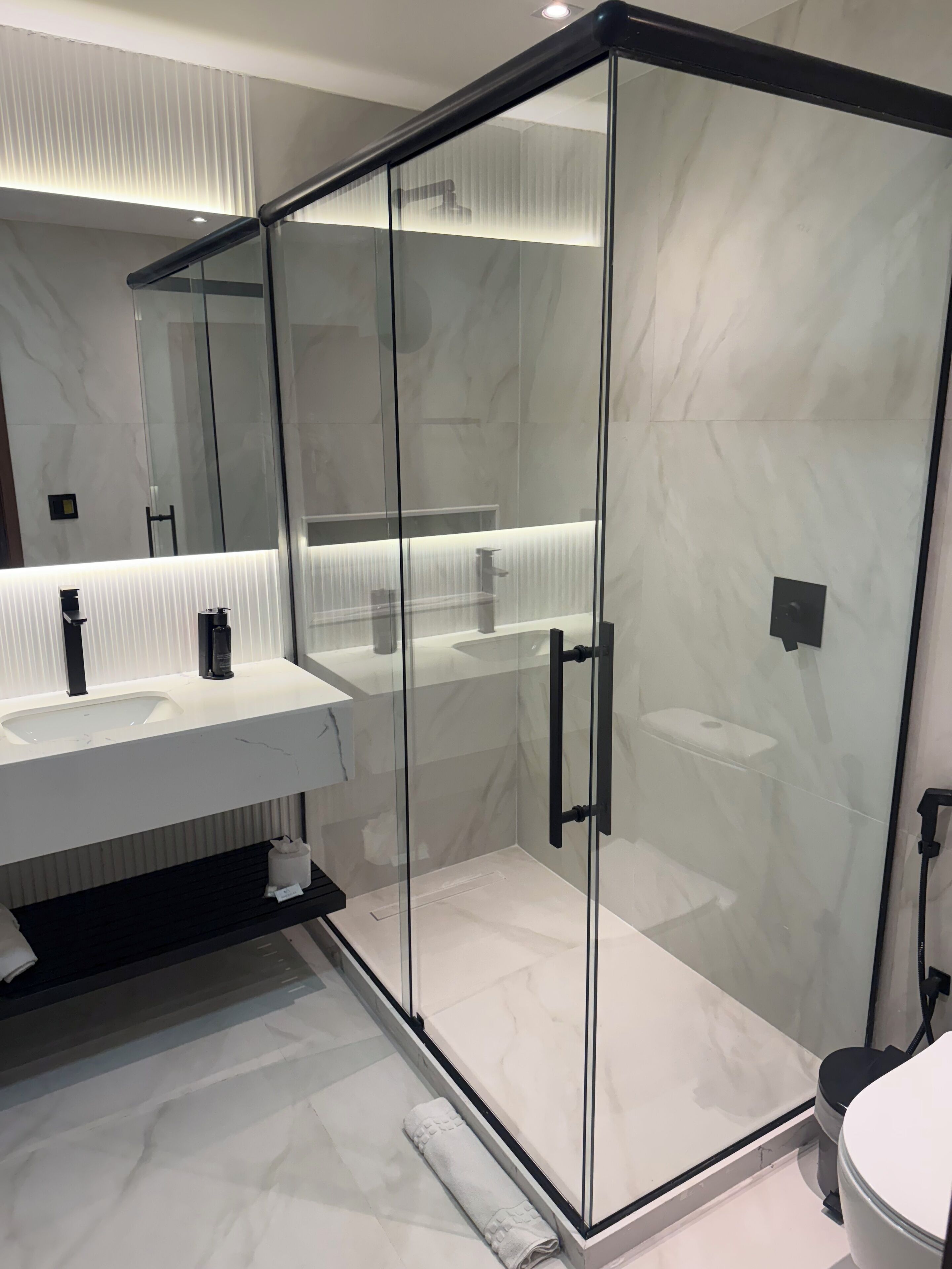 淋浴设施、吹风机、毛巾、肥皂