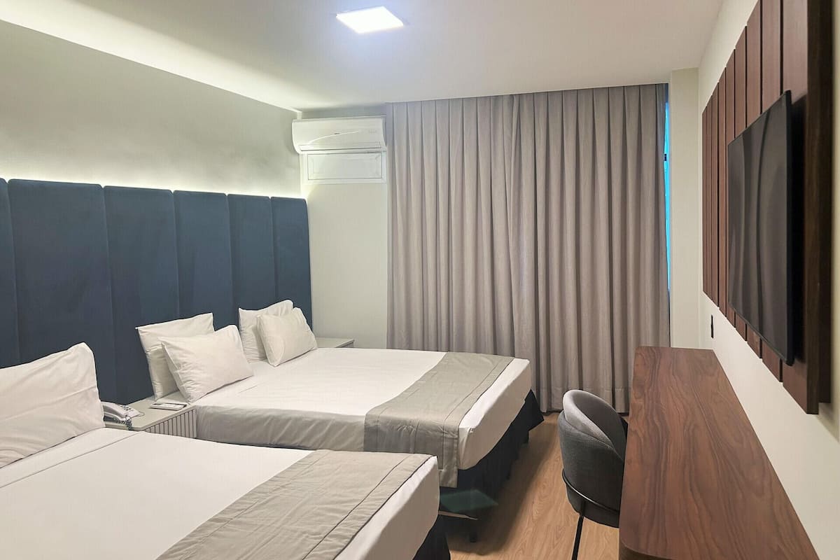 1 quarto, frigobar, cofres nos quartos, escrivaninha