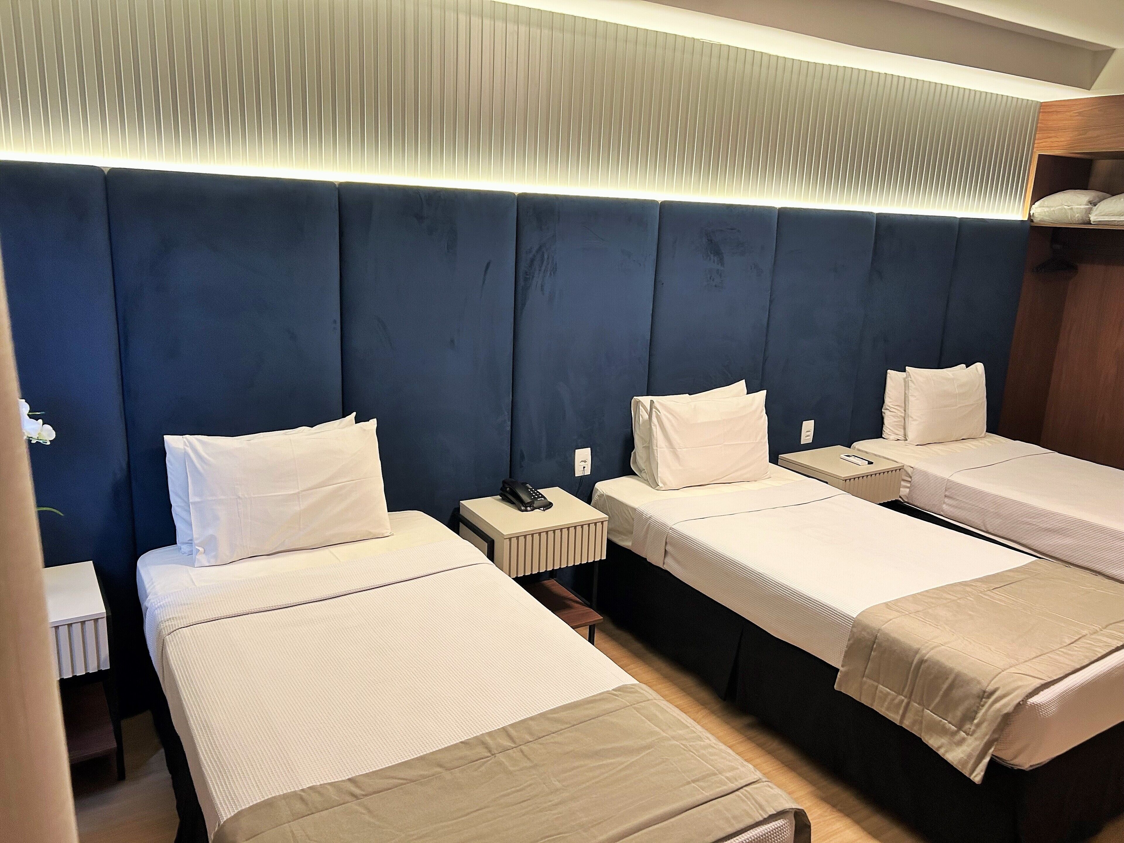 标准三人房 | 迷你吧、客房内保险箱、办公桌、笔记本电脑工作区