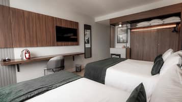 Quarto triplo luxo | Frigobar, cofres nos quartos, escrivaninha