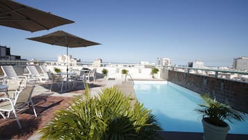 Piscine extérieure, parasols de plage