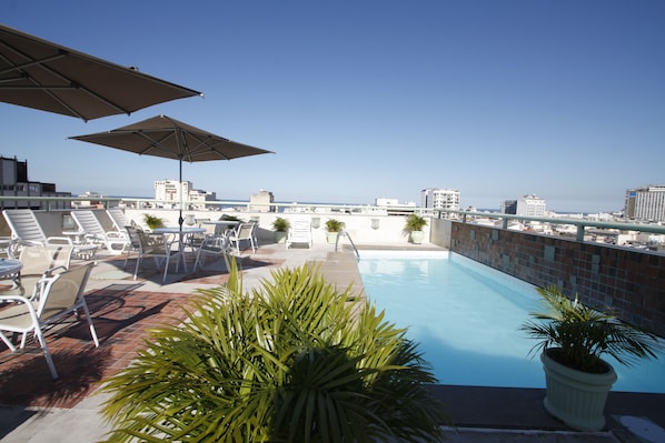 Piscine extérieure, parasols de plage