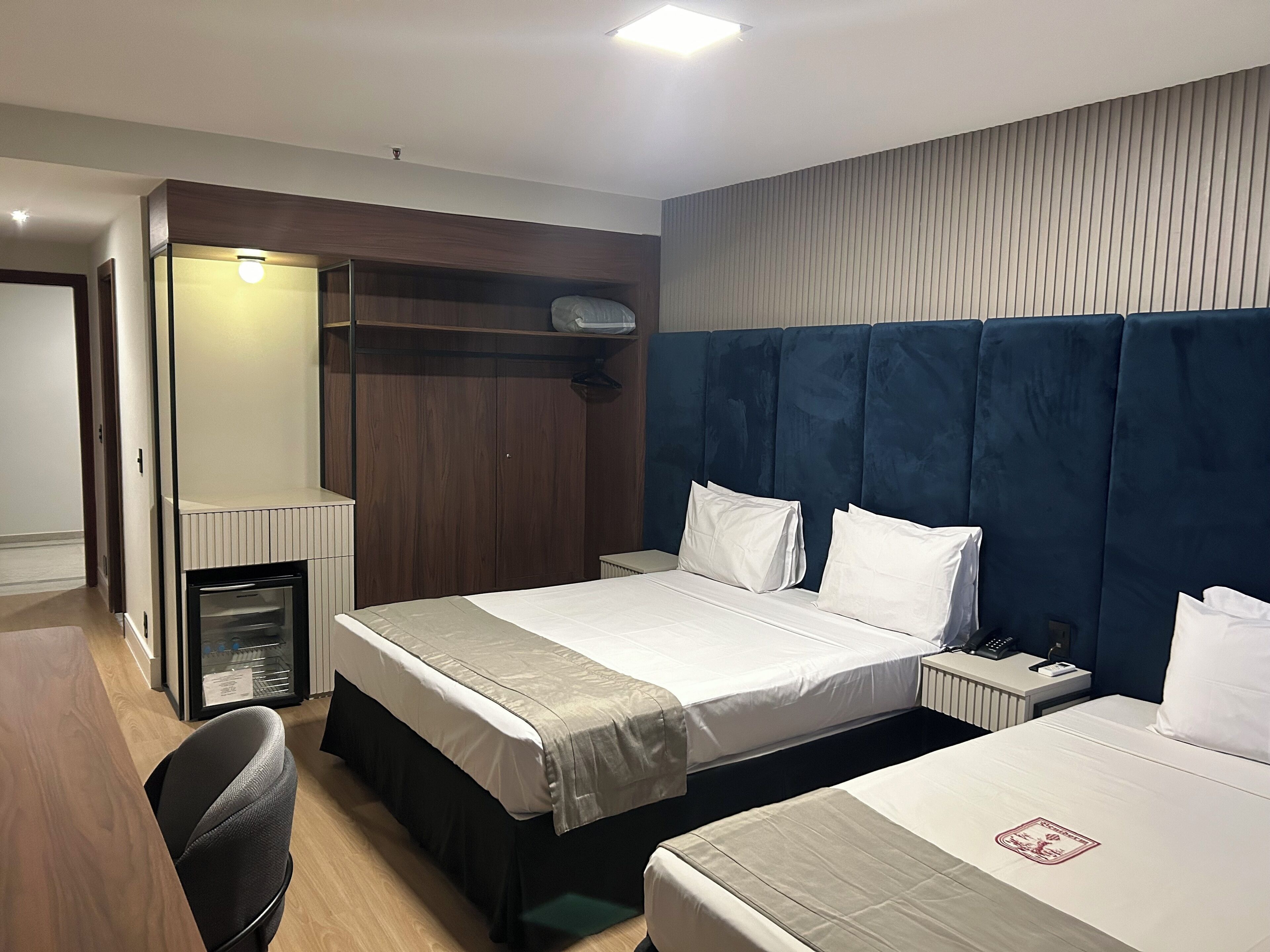 Frigobar, cofres nos quartos, escrivaninha