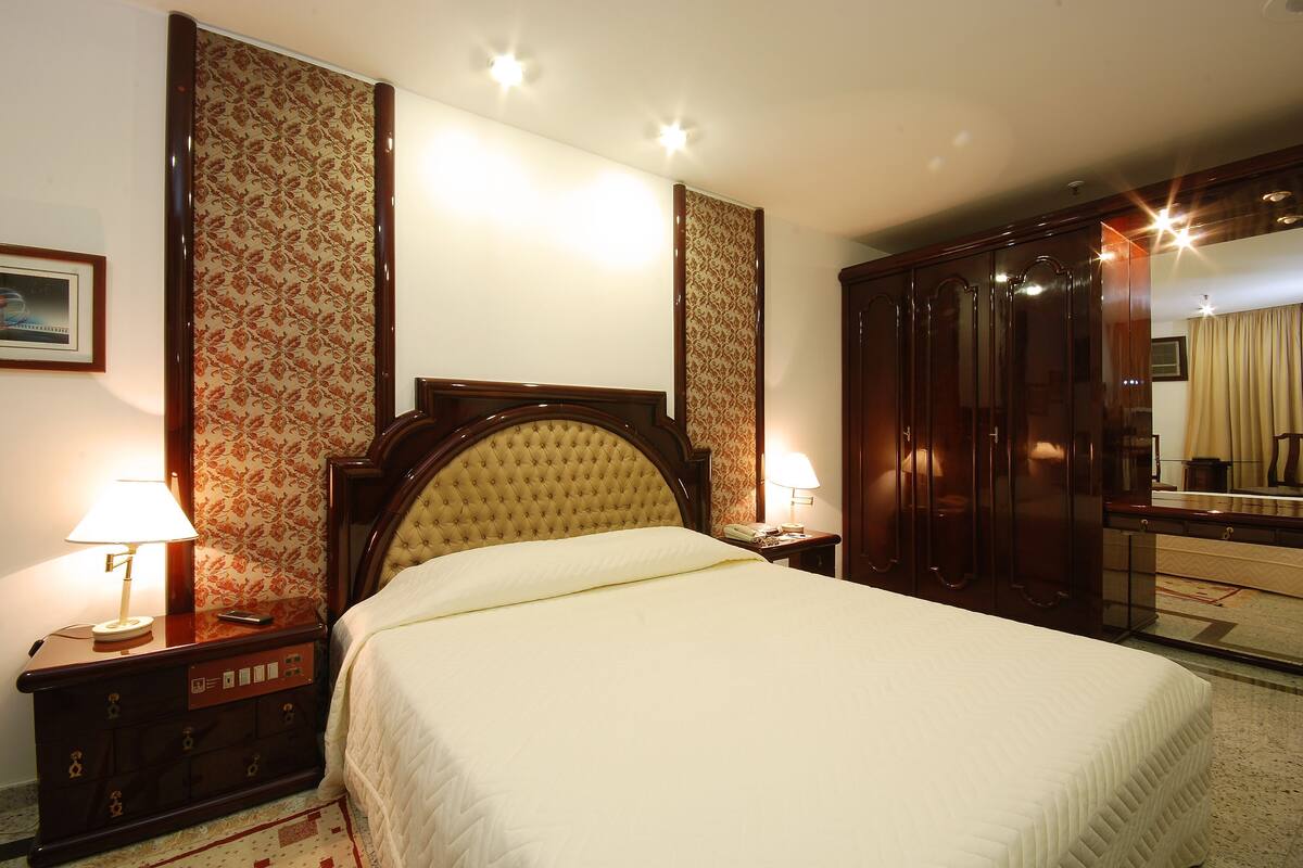 Minibar, in-room safe, desk, laptop workspace