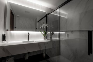 Douche, sèche-cheveux, serviettes fournies, savon