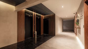 迷你吧、客房内保险箱、办公桌、笔记本电脑工作区