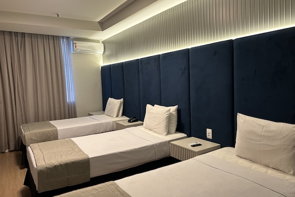 Habitación triple Deluxe | 1 habitación, minibar, caja de seguridad en la habitación y escritorio