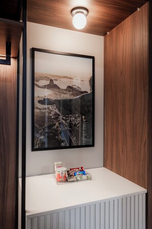 Minibar, coffres-forts dans les chambres, bureau