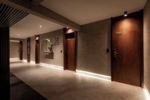 Minibar, in-room safe, desk, laptop workspace - Américas Benidorm Hotel (Rio de Janeiro)