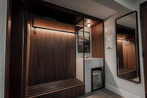 Frigobar, cofres nos quartos, escrivaninha