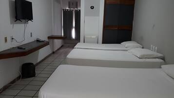 Habitación triple, 3 camas individuales | Wifi gratis y ropa de cama