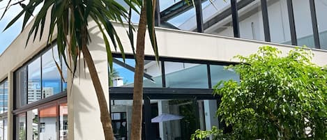 Inomhuspool och utomhuspool, öppettider: 08.00 till 22.00, och solstolar