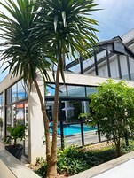 Piscina interna, piscina externa, espreguiçadeiras