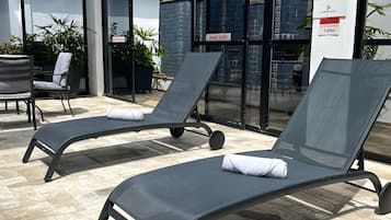 Una piscina techada, una piscina al aire libre