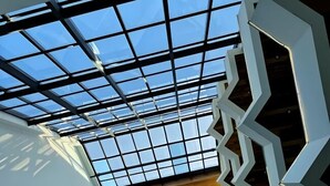 A modern building with a glass ceiling and geometric white walls. - Cambirela Hotel (Florianópolis)